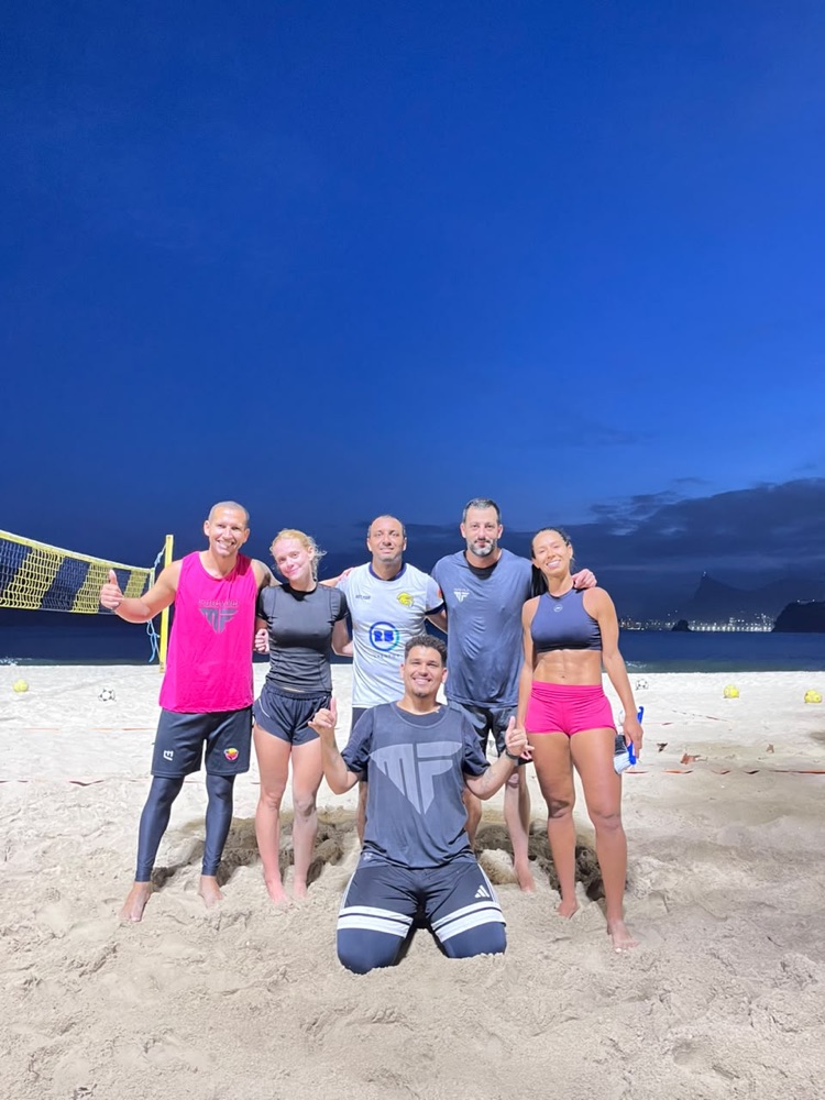 Alunos da MF no fim do treino ao anoitecer