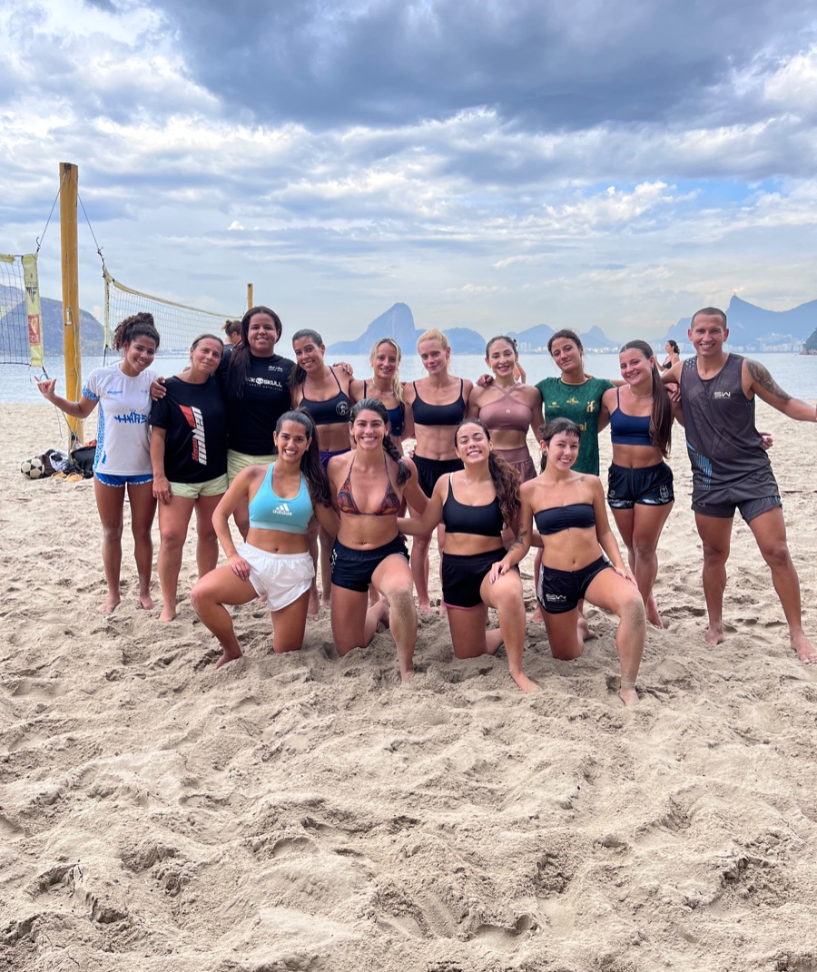 Turma feminina da MF Futevôlei na praia de Icaraí